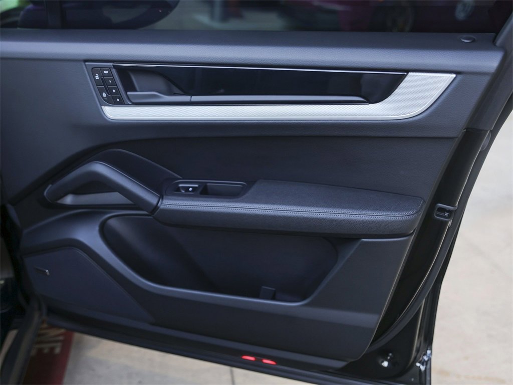 Certified 2025 Porsche Cayenne E-Hybrid Coupe image 36