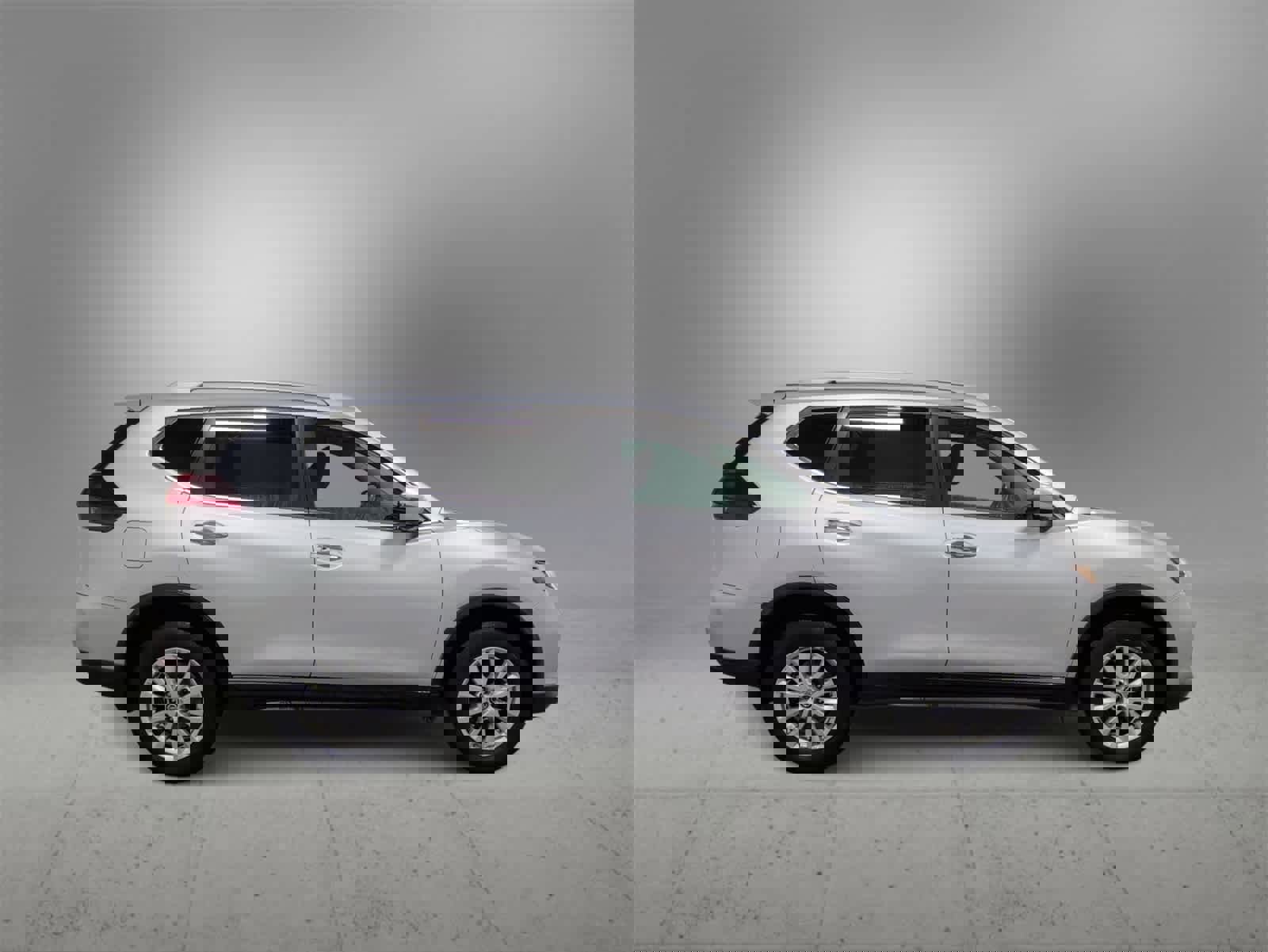 Used 2017 Nissan Rogue SV w/ Sun & Sound Touring Package image 9