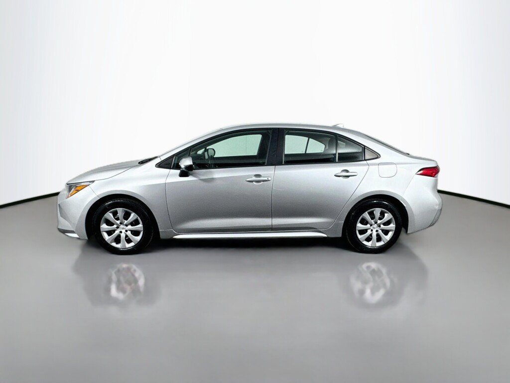 Used 2022 Toyota Corolla LE FWD image 2