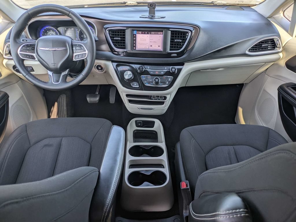 Used 2023 Chrysler Voyager LX FWD image 2