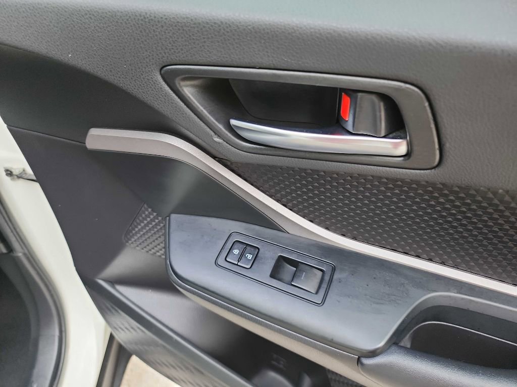 Used 2021 Toyota C-HR LE FWD image 31