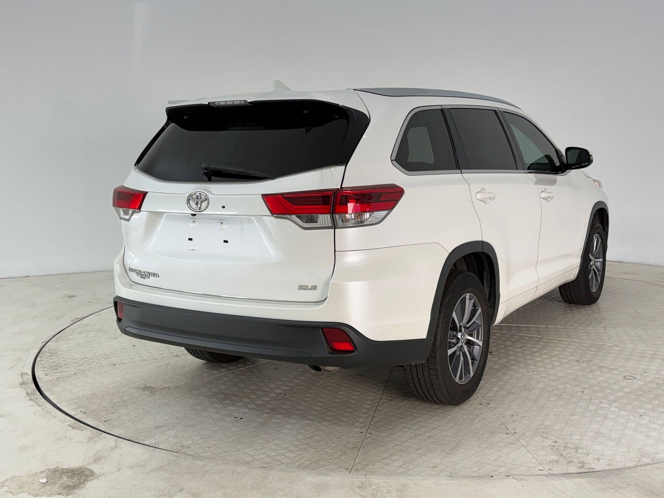 Used 2018 Toyota Highlander XLE image 9