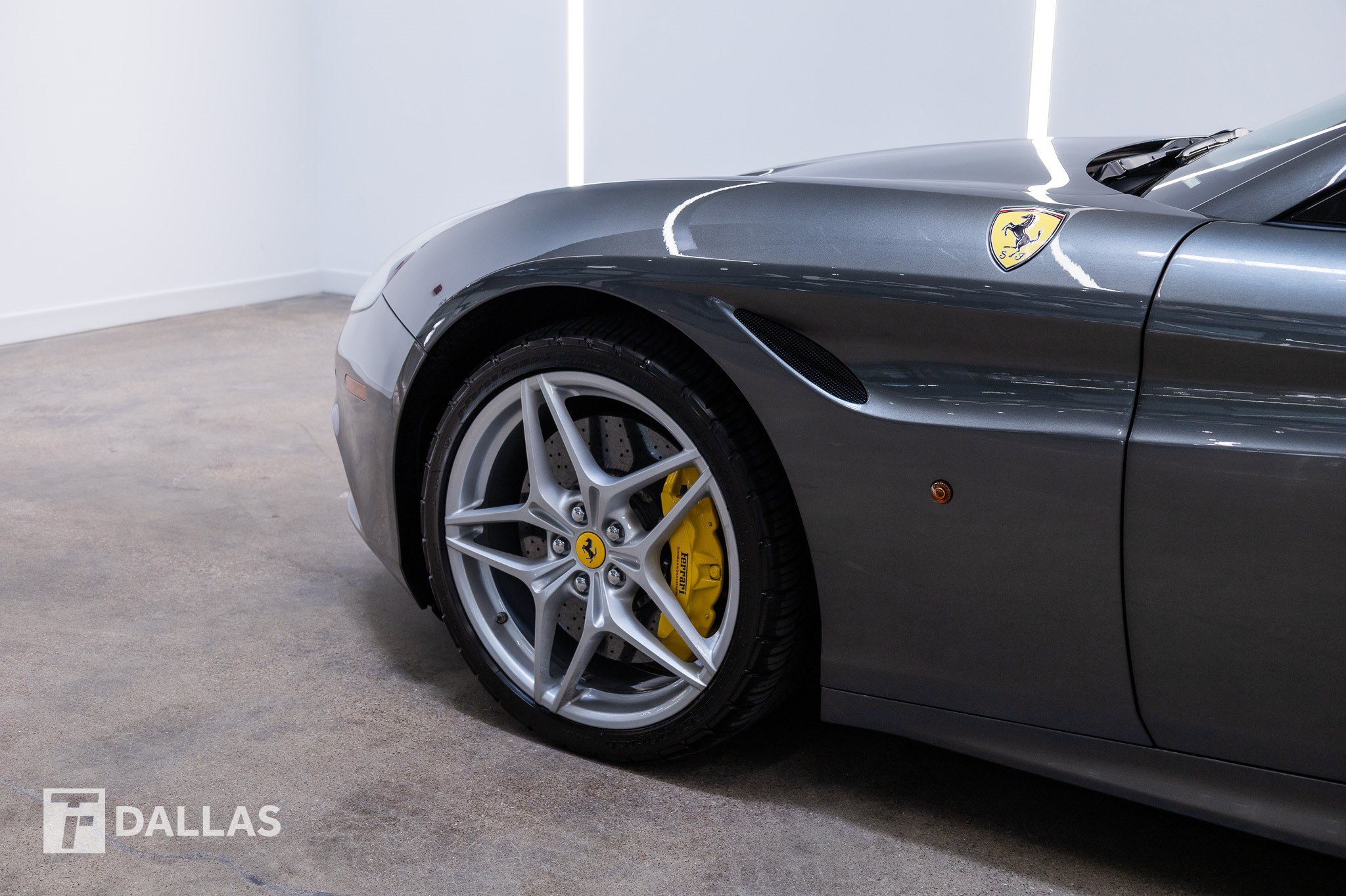 Used 2017 Ferrari California T RWD image 2