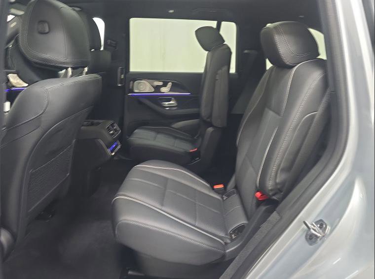 Used 2025 Mercedes-Benz GLS 580 4MATIC image 9