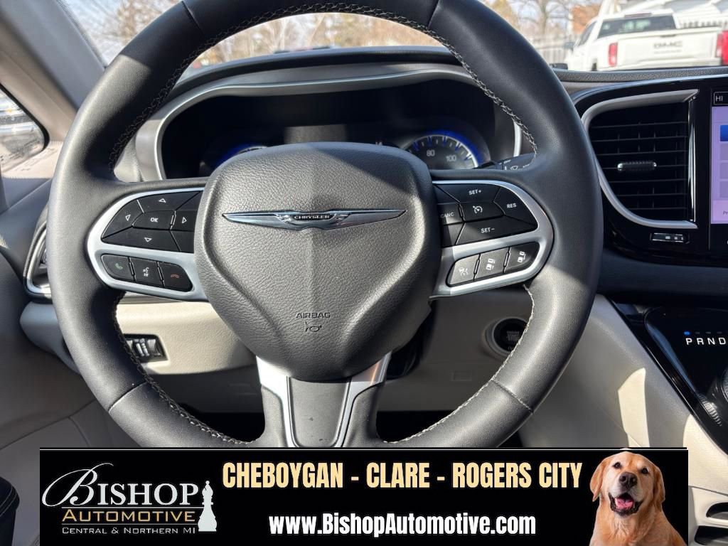 Used 2023 Chrysler Pacifica Touring-L FWD image 31