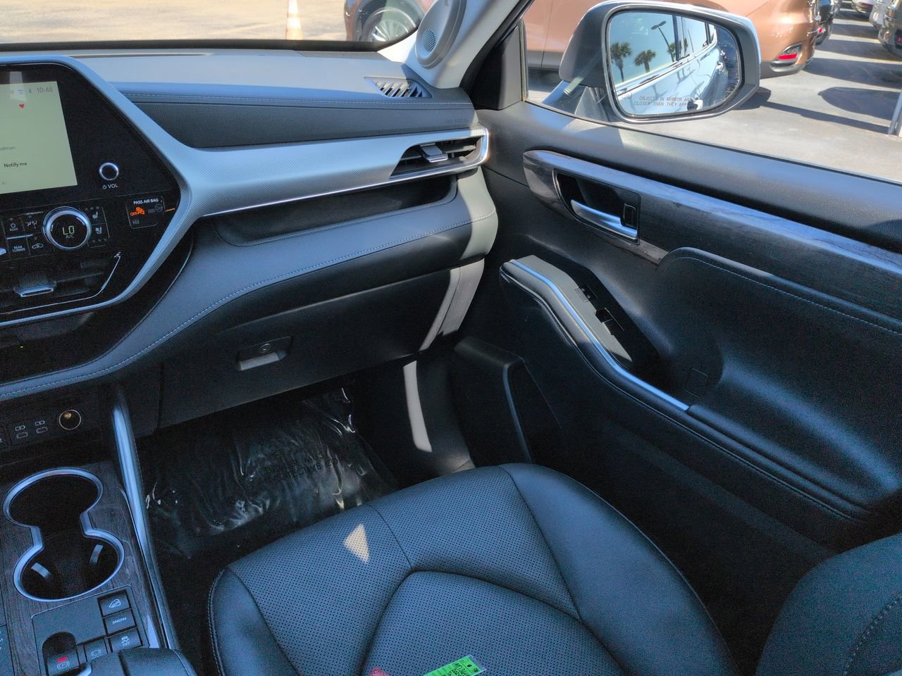 Used 2024 Toyota Highlander Platinum AWD/4WD image 17