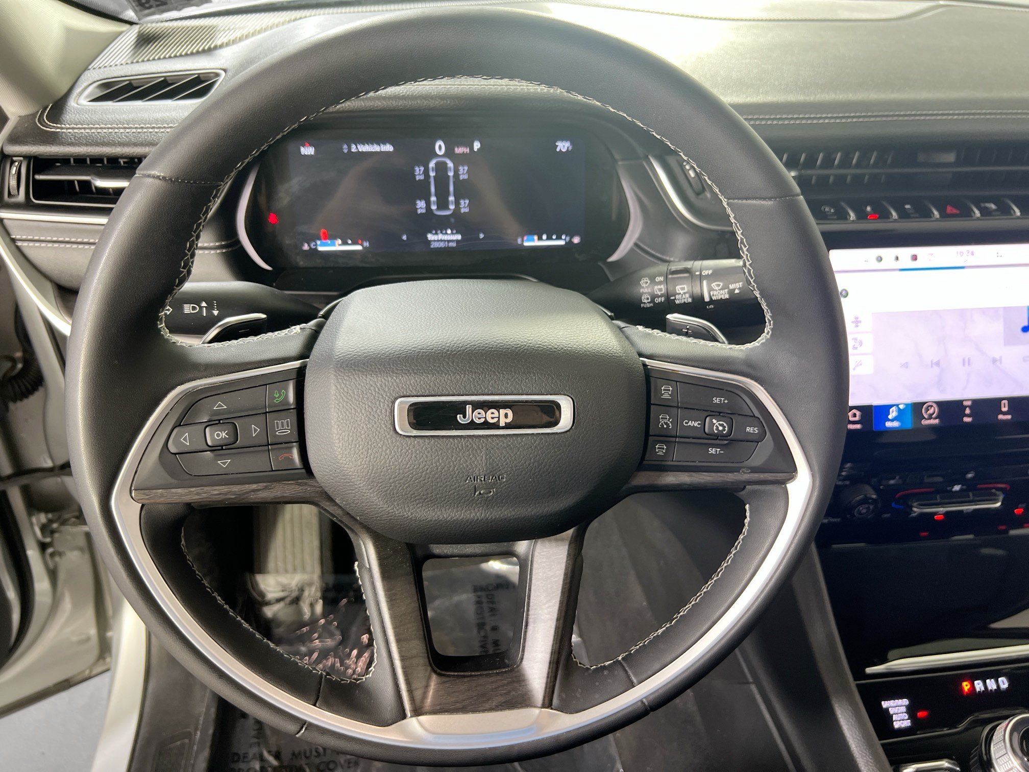 Used 2024 Jeep Grand Cherokee L Limited AWD/4WD image 11