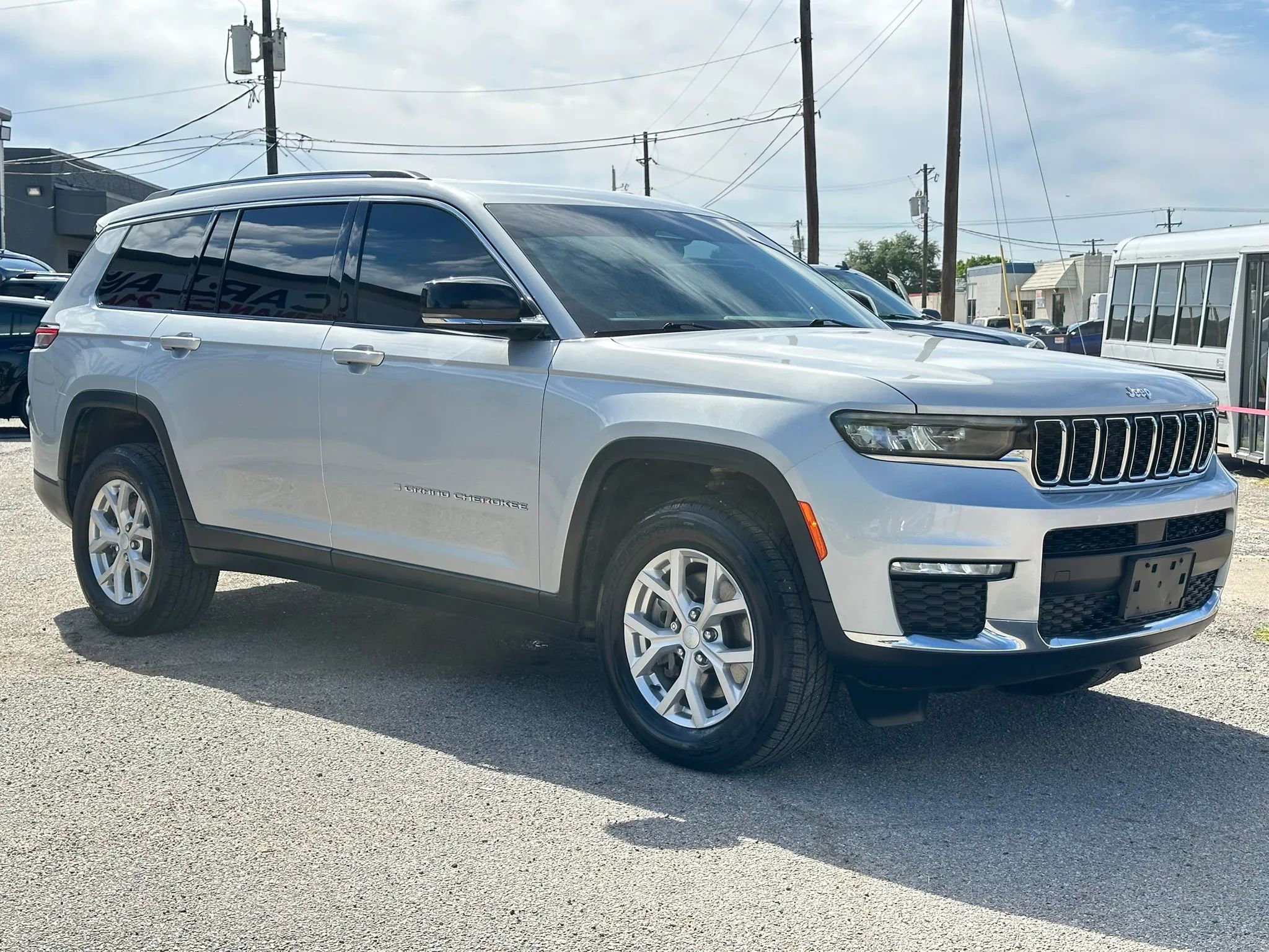 Used 2023 Jeep Grand Cherokee L Limited AWD/4WD image 9