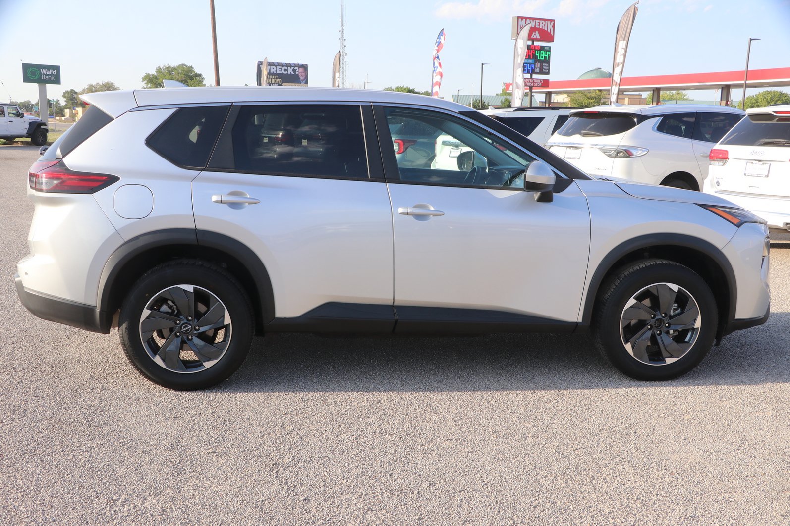 Used 2024 Nissan Rogue SV AWD/4WD image 8