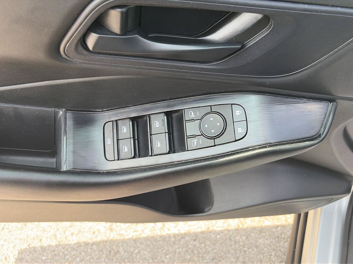 Used 2024 Nissan Rogue S FWD image 13