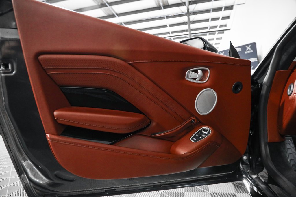 Used 2020 Aston Martin V8 Vantage Coupe image 32