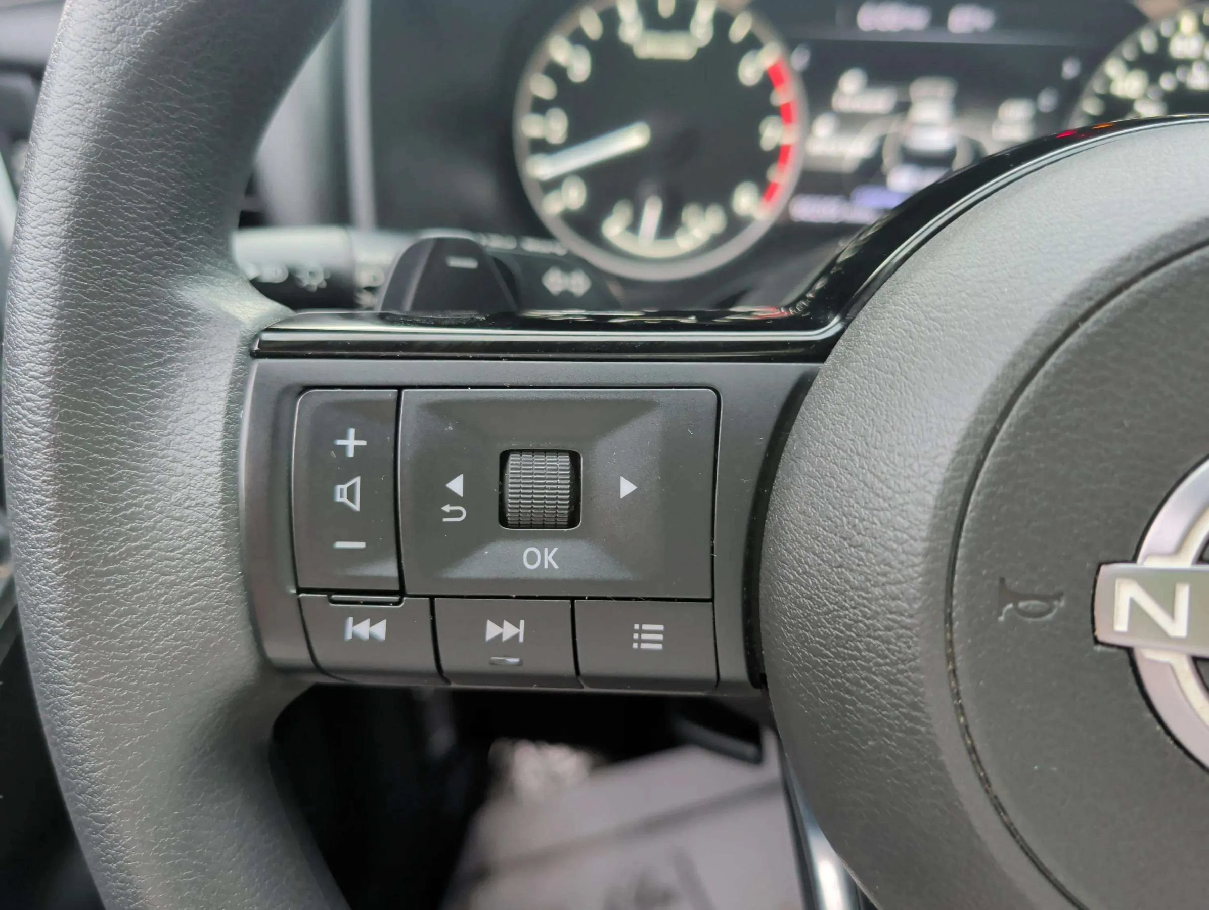Used 2023 Nissan Rogue SV FWD image 23