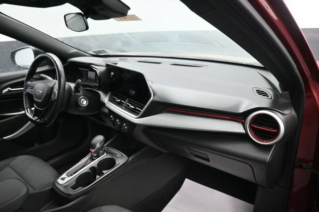 Used 2024 Chevrolet Trax RS w/ Sunroof Package FWD image 9