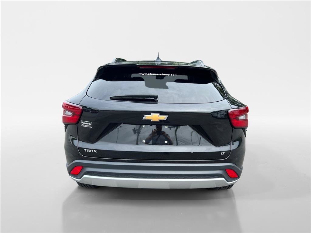 Used 2025 Chevrolet Trax LT FWD image 4