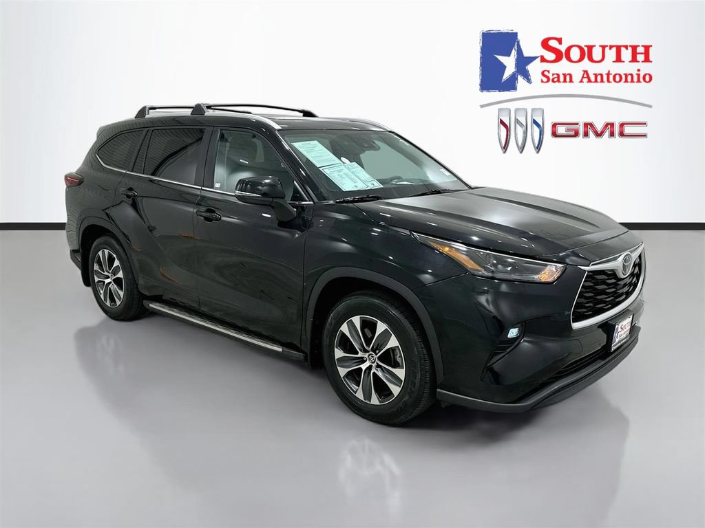 Used 2024 Toyota Highlander XLE FWD video 1