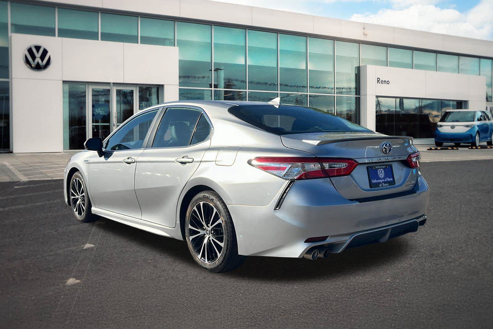 Used 2020 Toyota Camry SE w/ Sunroof Package FWD image 7