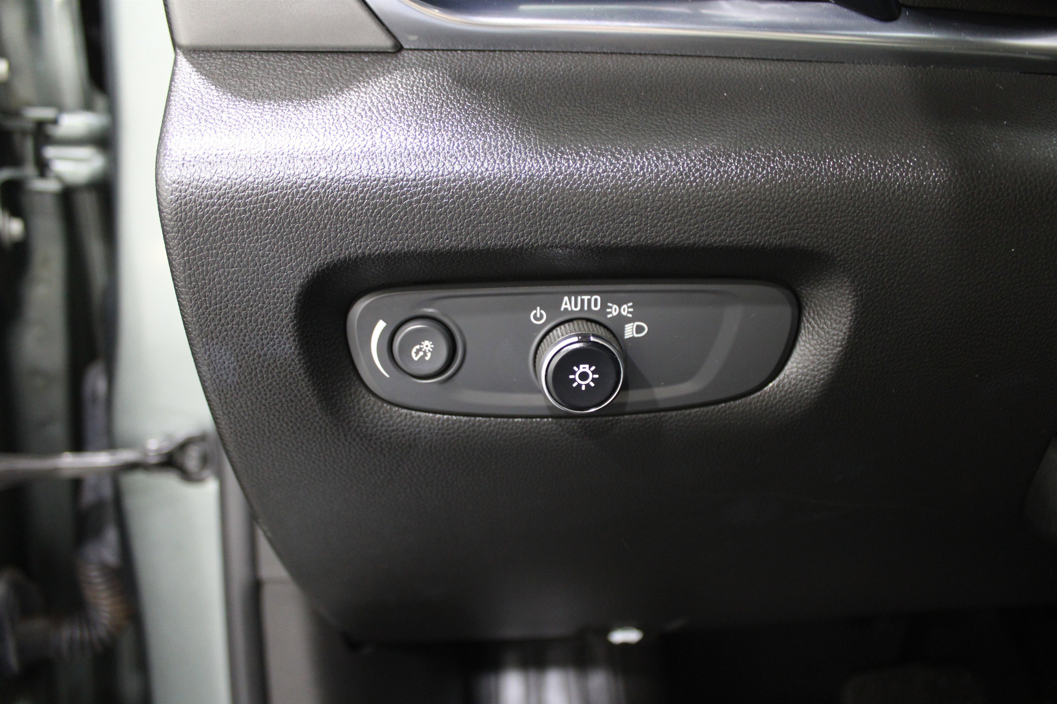 Used 2023 Chevrolet Traverse LT image 8