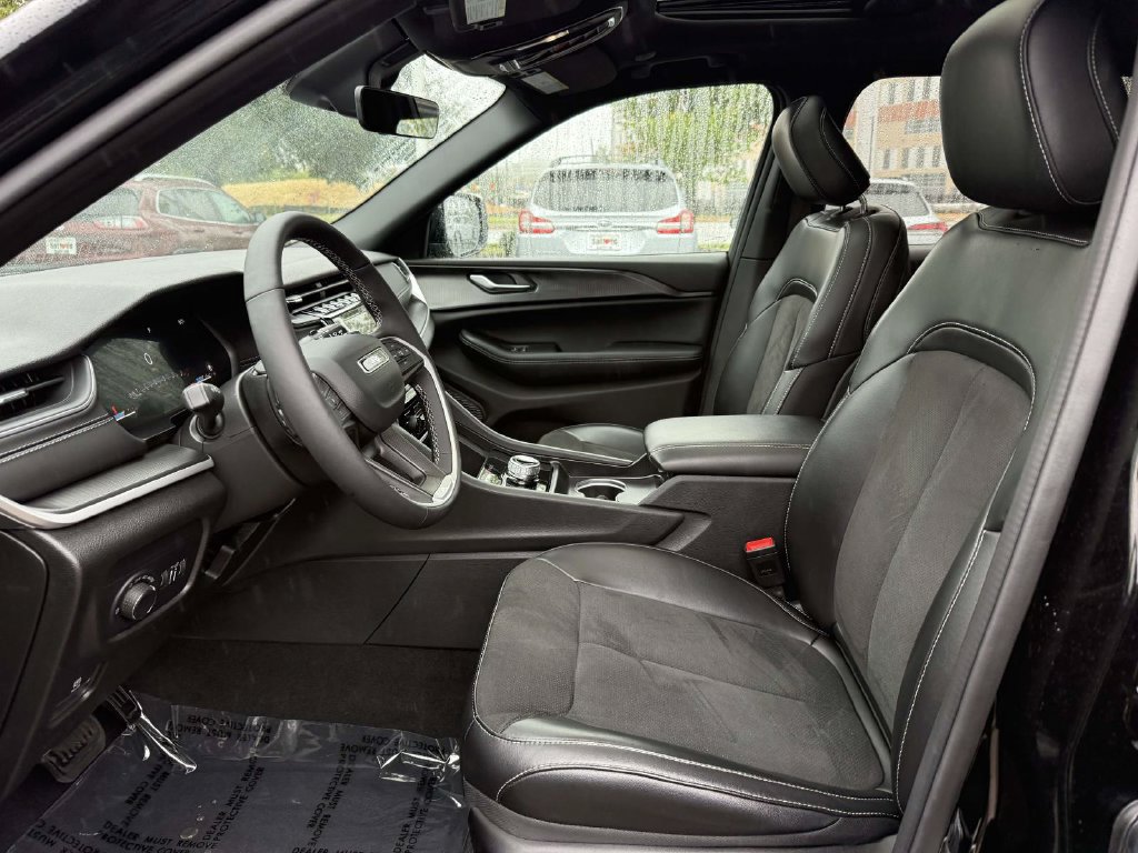 Used 2025 Jeep Grand Cherokee Altitude AWD/4WD image 13