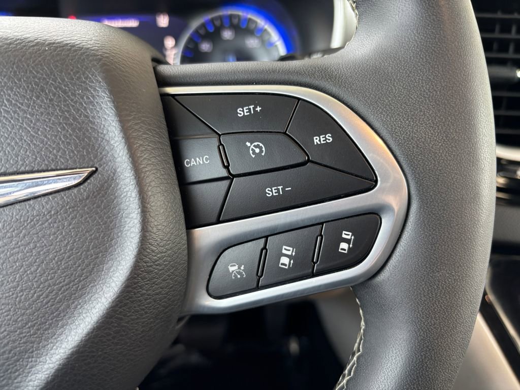 Used 2024 Chrysler Pacifica Touring-L FWD image 12