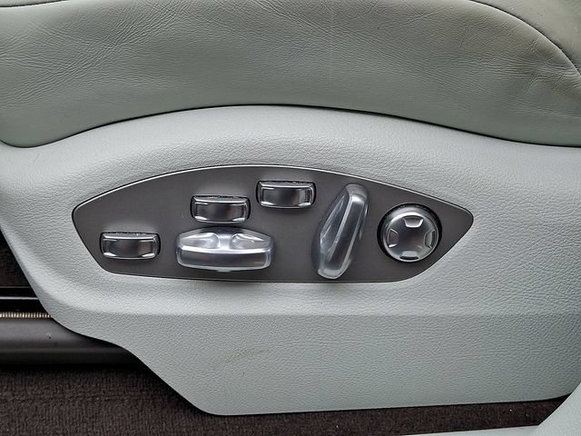 Certified 2021 Porsche Macan Turbo AWD/4WD image 17