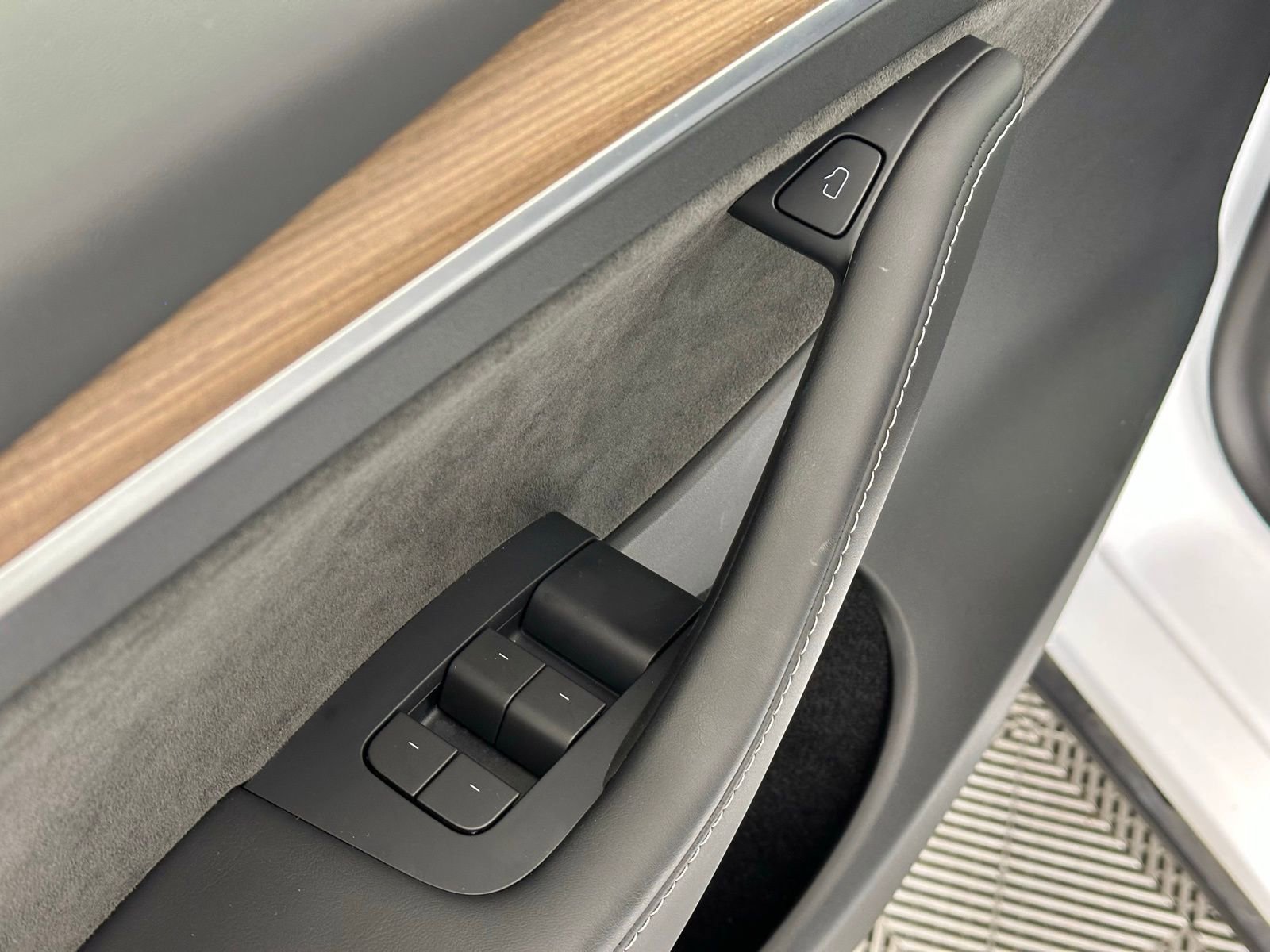 Used 2022 Tesla Model Y Long Range image 38