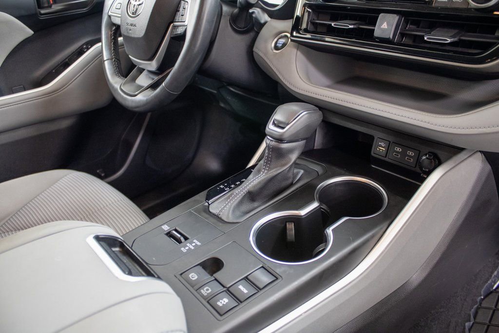 Used 2024 Toyota Highlander LE image 15