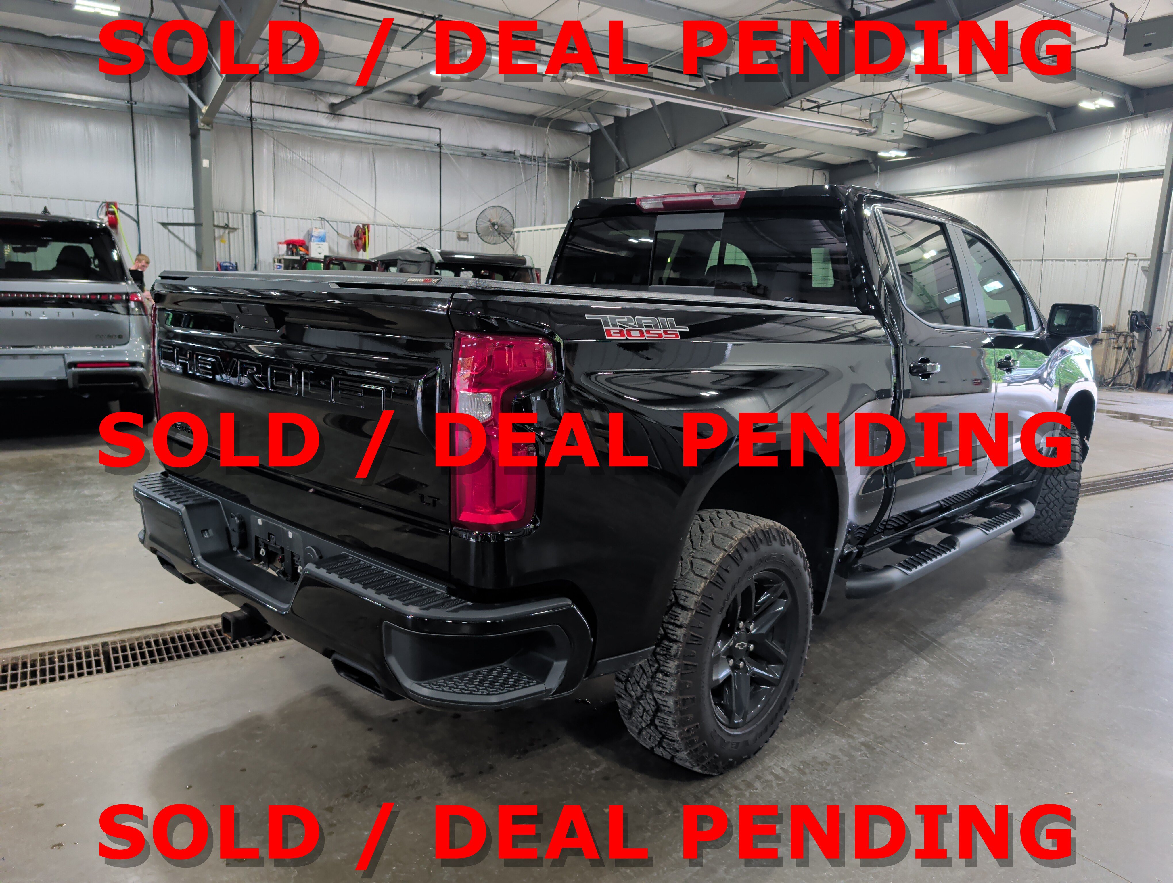 Used 2020 Chevrolet Silverado 1500 LT Trail Boss w/ Midnight Edition AWD/4WD image 3