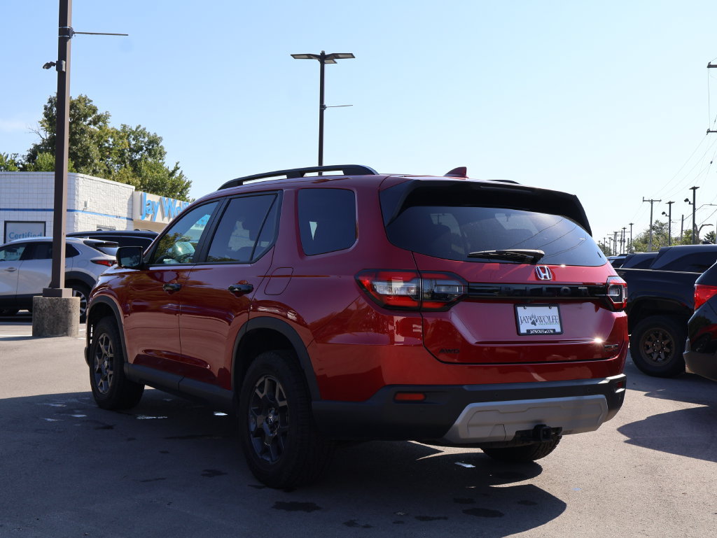 Certified 2025 Honda Pilot TrailSport image 5