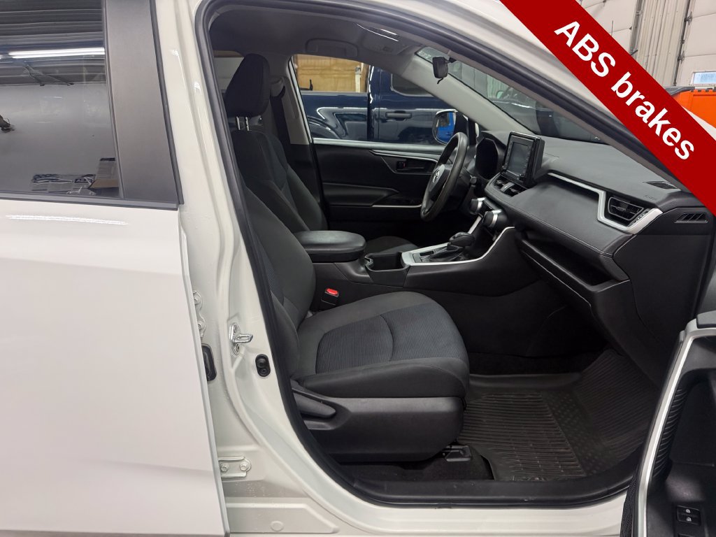 Used 2022 Toyota RAV4 LE AWD/4WD image 41