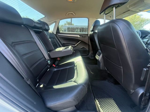 Used 2018 Volkswagen Passat 2.0T R-Line w/ R-Line Lighting Package image 14