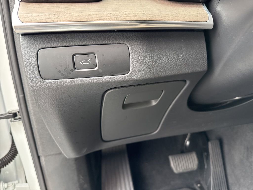 Used 2025 Volvo XC90 B6 Plus image 24