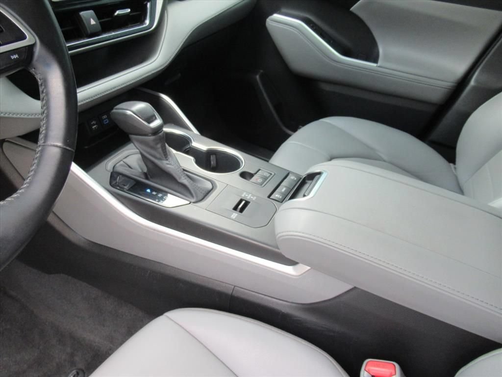 Used 2022 Toyota Highlander XLE FWD image 15