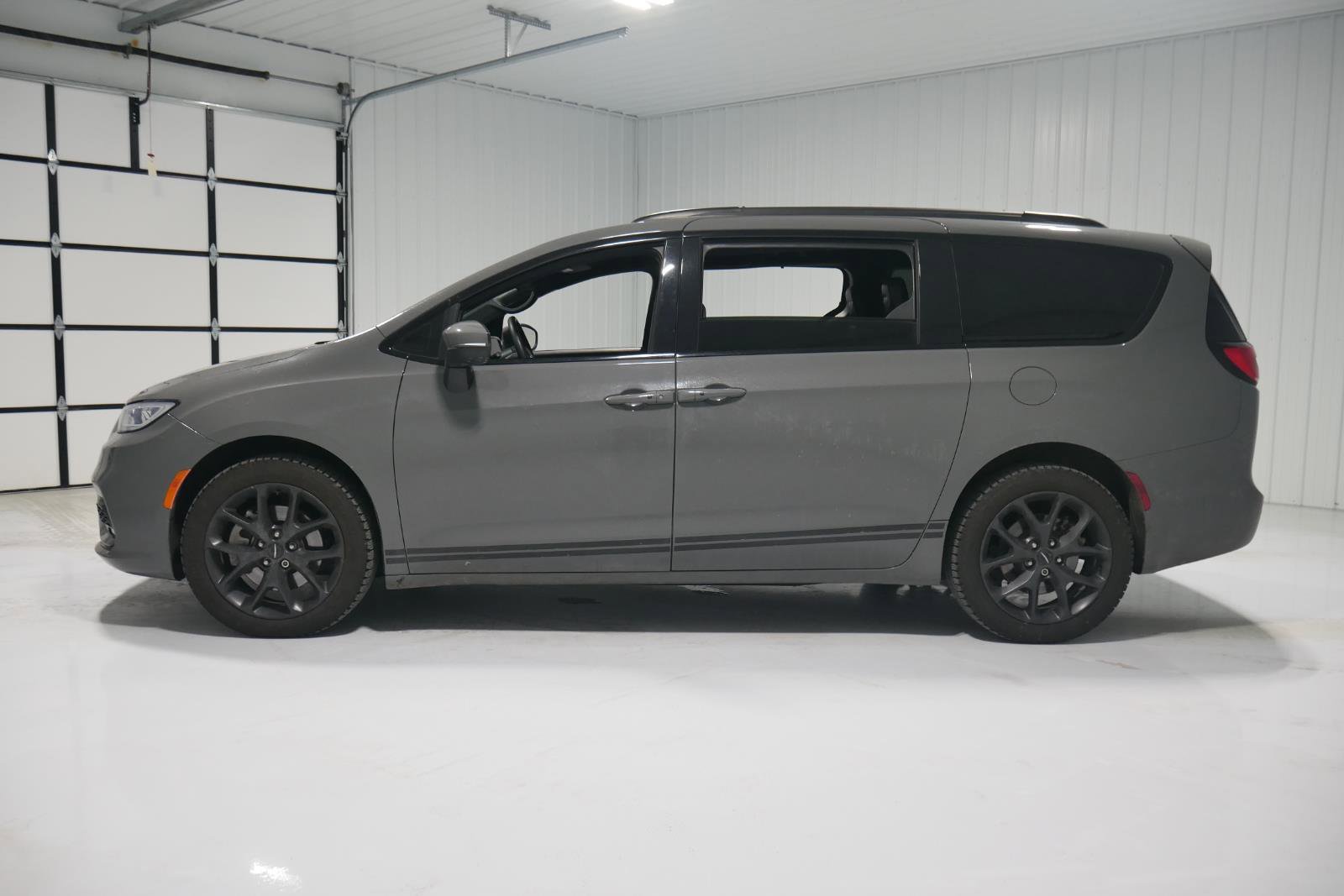 Used 2023 Chrysler Pacifica Touring-L w/ S Appearance Package image 8