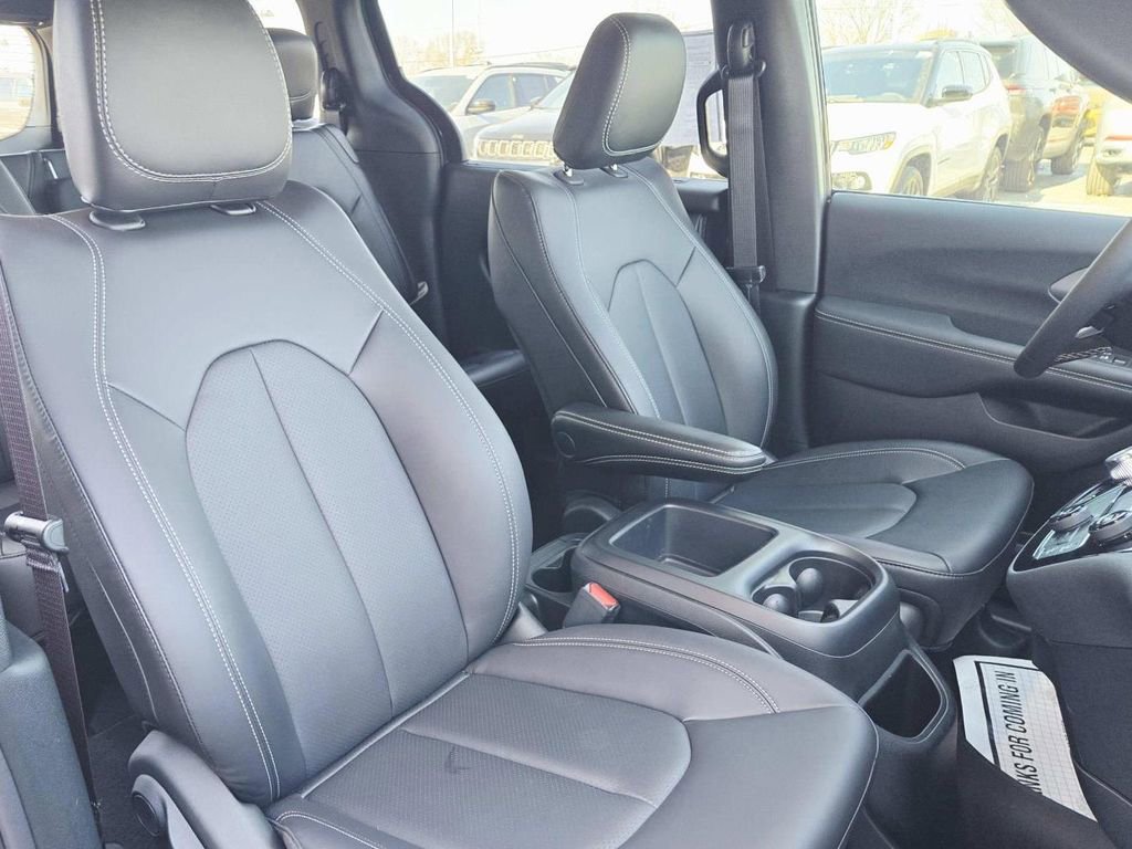 New 2026 Chrysler Pacifica Select FWD image 21