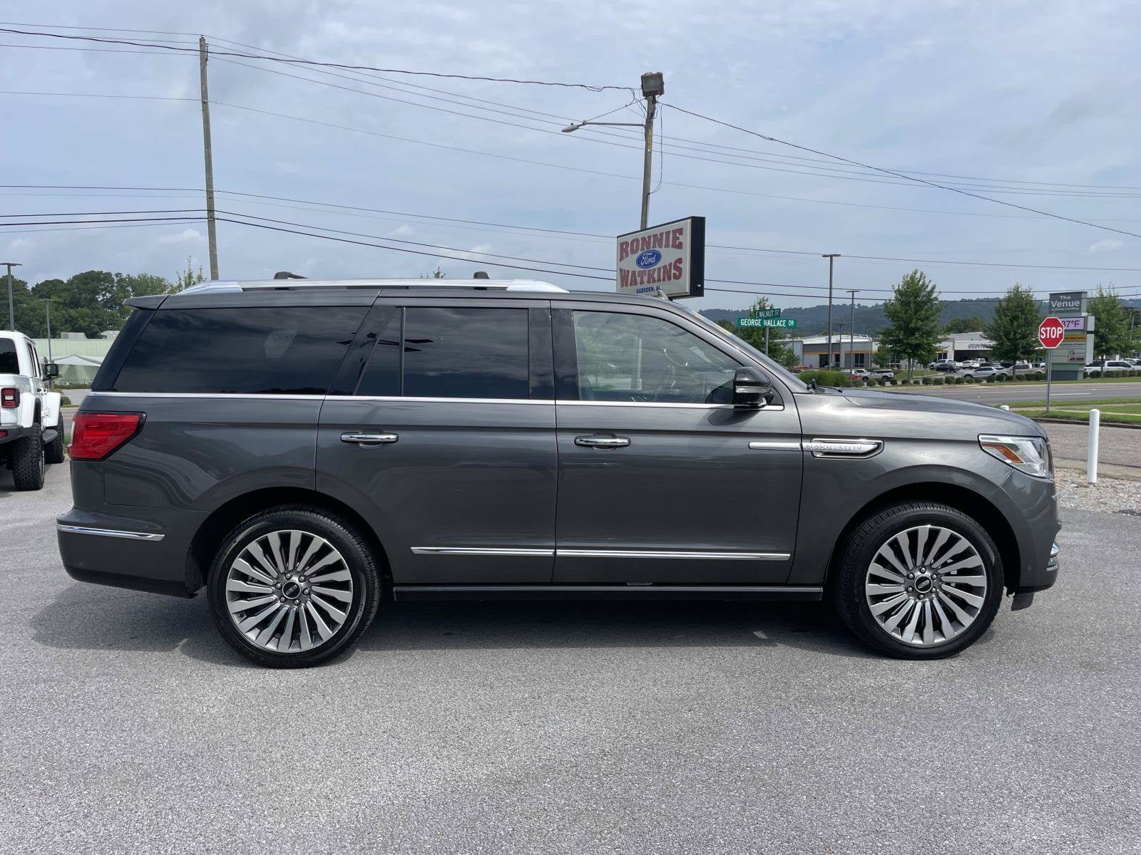 Used 2018 Lincoln Navigator Reserve w/ Technology Package AWD/4WD image 2