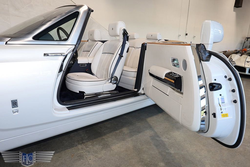 Used 2017 Rolls-Royce Phantom Drophead Coupe image 17