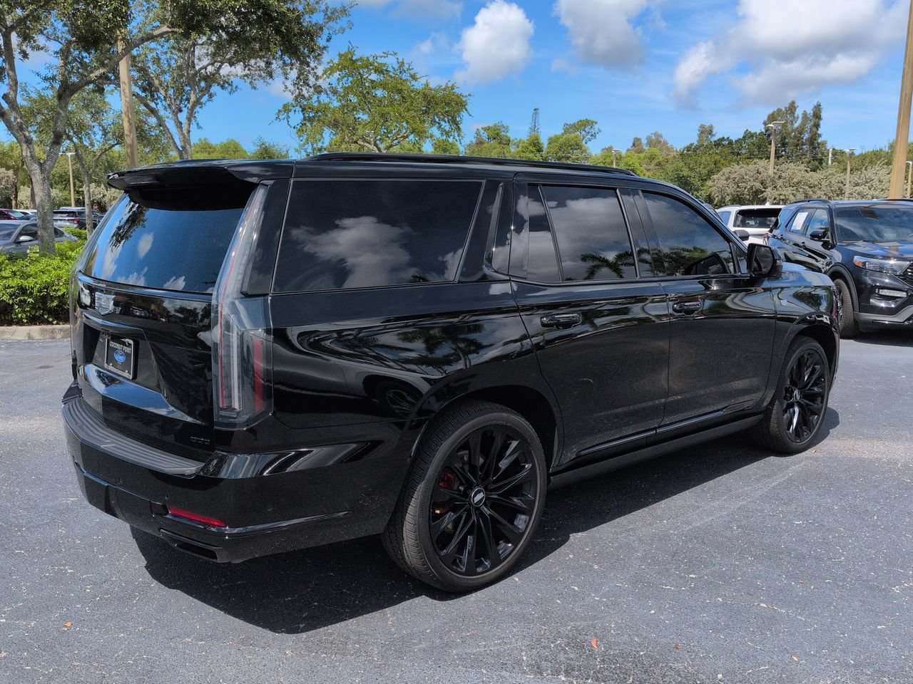 Used 2026 Cadillac Escalade Platinum Sport w/ LPO, ONYX Package AWD/4WD image 4