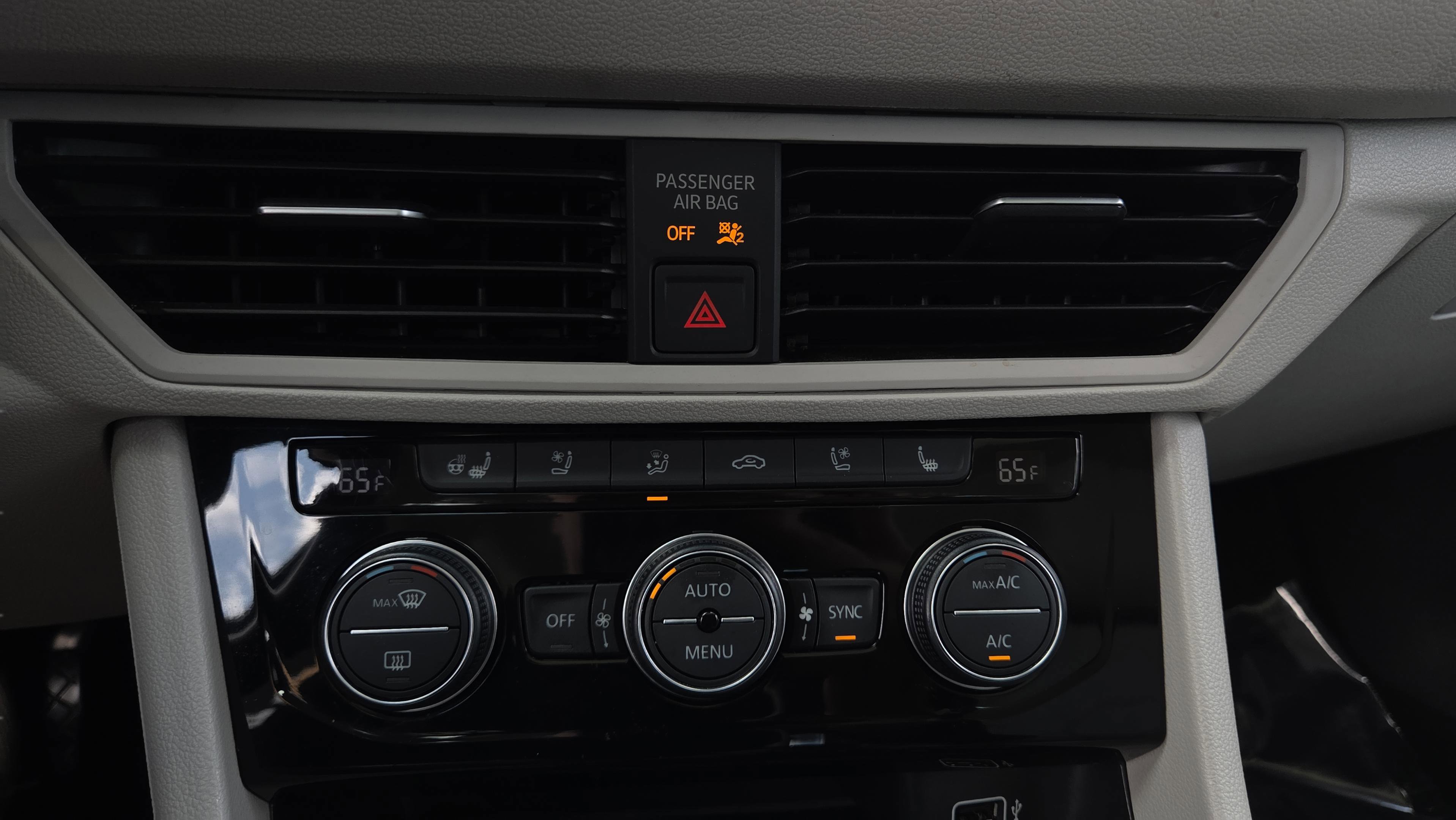 Used 2020 Volkswagen Jetta SEL Premium FWD image 32
