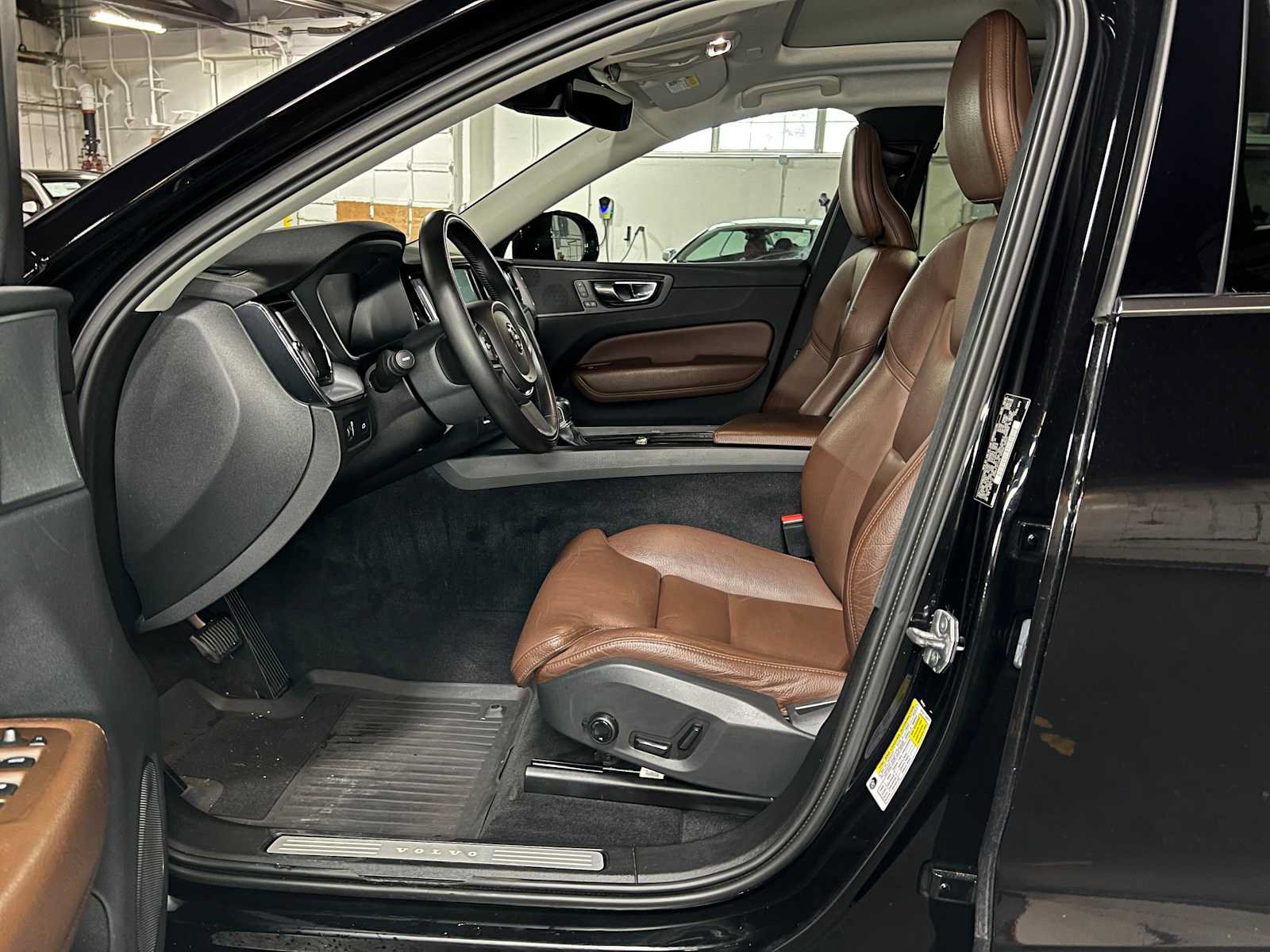 Used 2019 Volvo XC60 T5 Momentum w/ Protection Package Premier AWD/4WD image 27