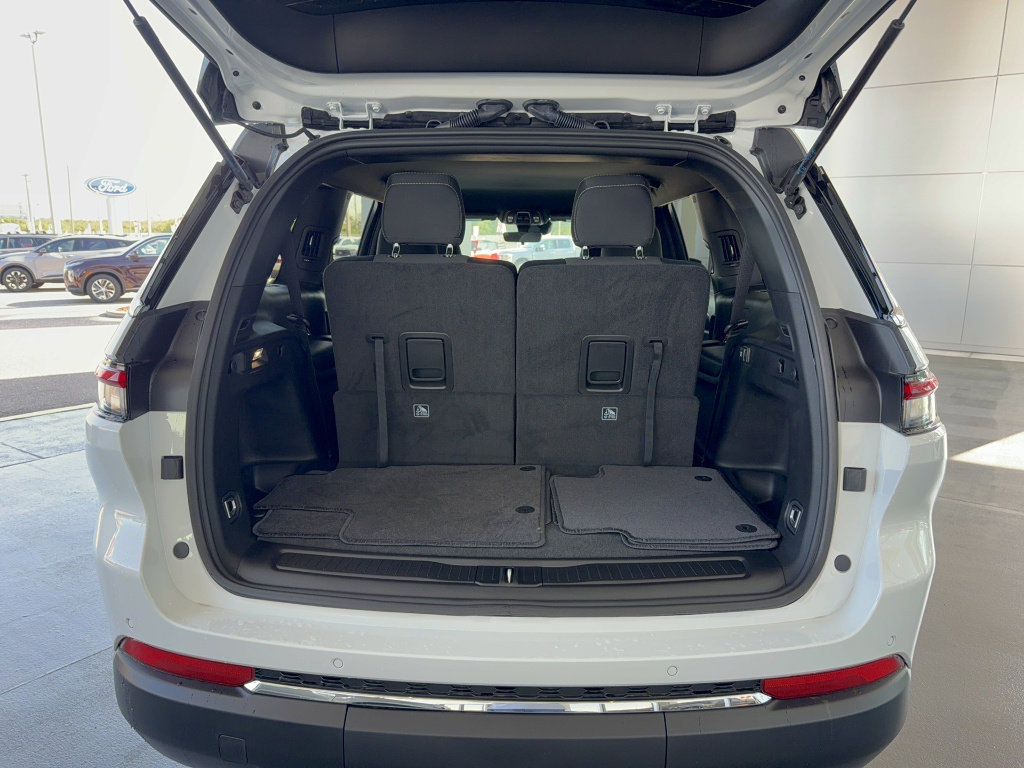 Used 2025 Jeep Grand Cherokee L Laredo image 7