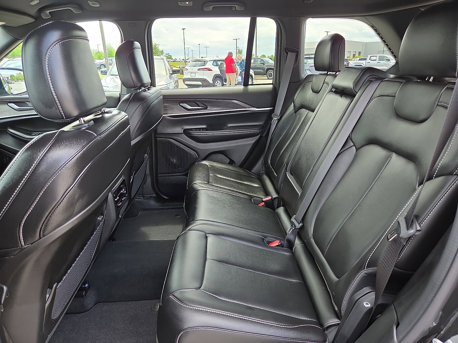Used 2024 Jeep Grand Cherokee Limited AWD/4WD image 10