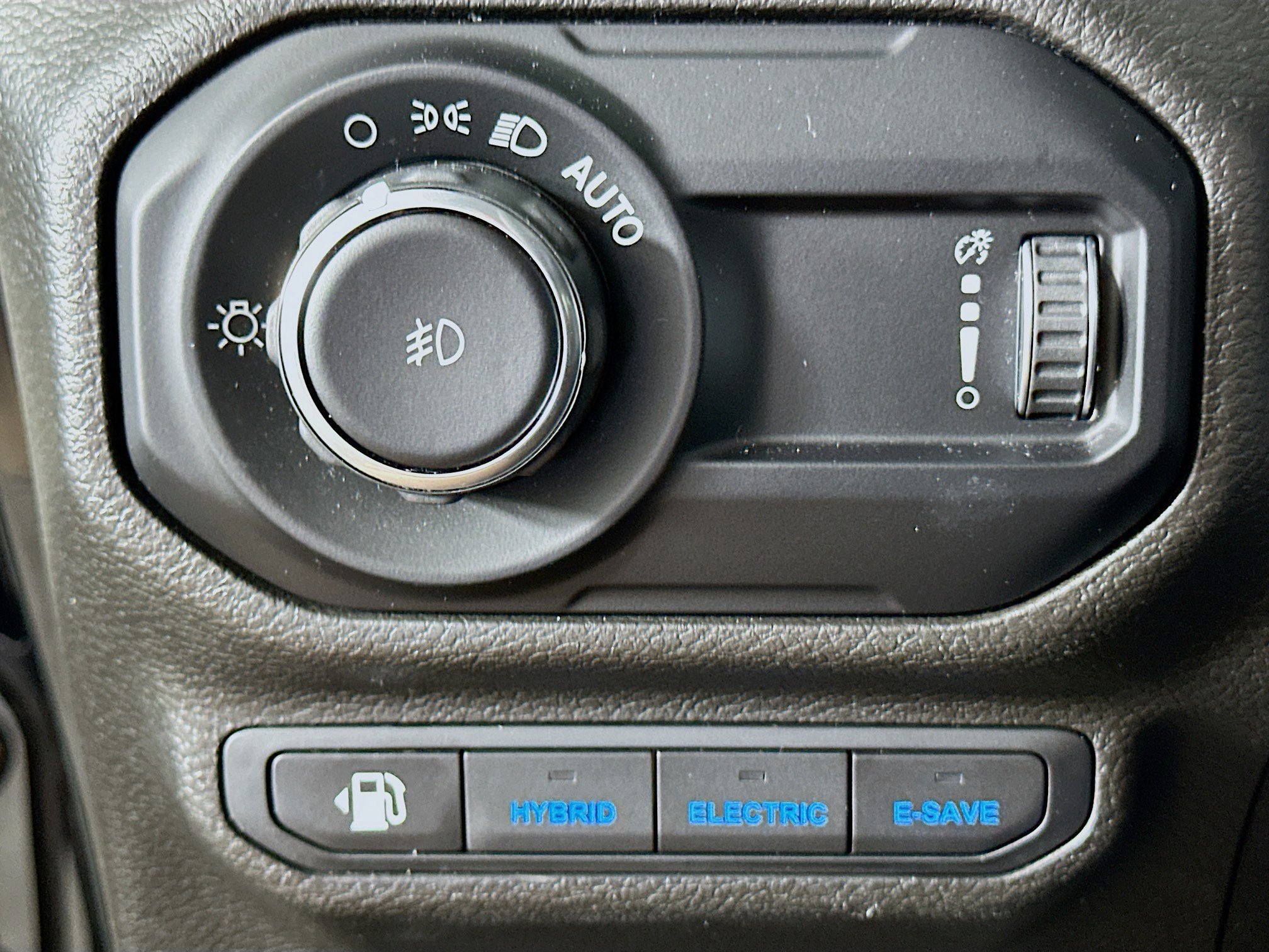 Used 2023 Jeep Wrangler Sahara AWD/4WD image 16