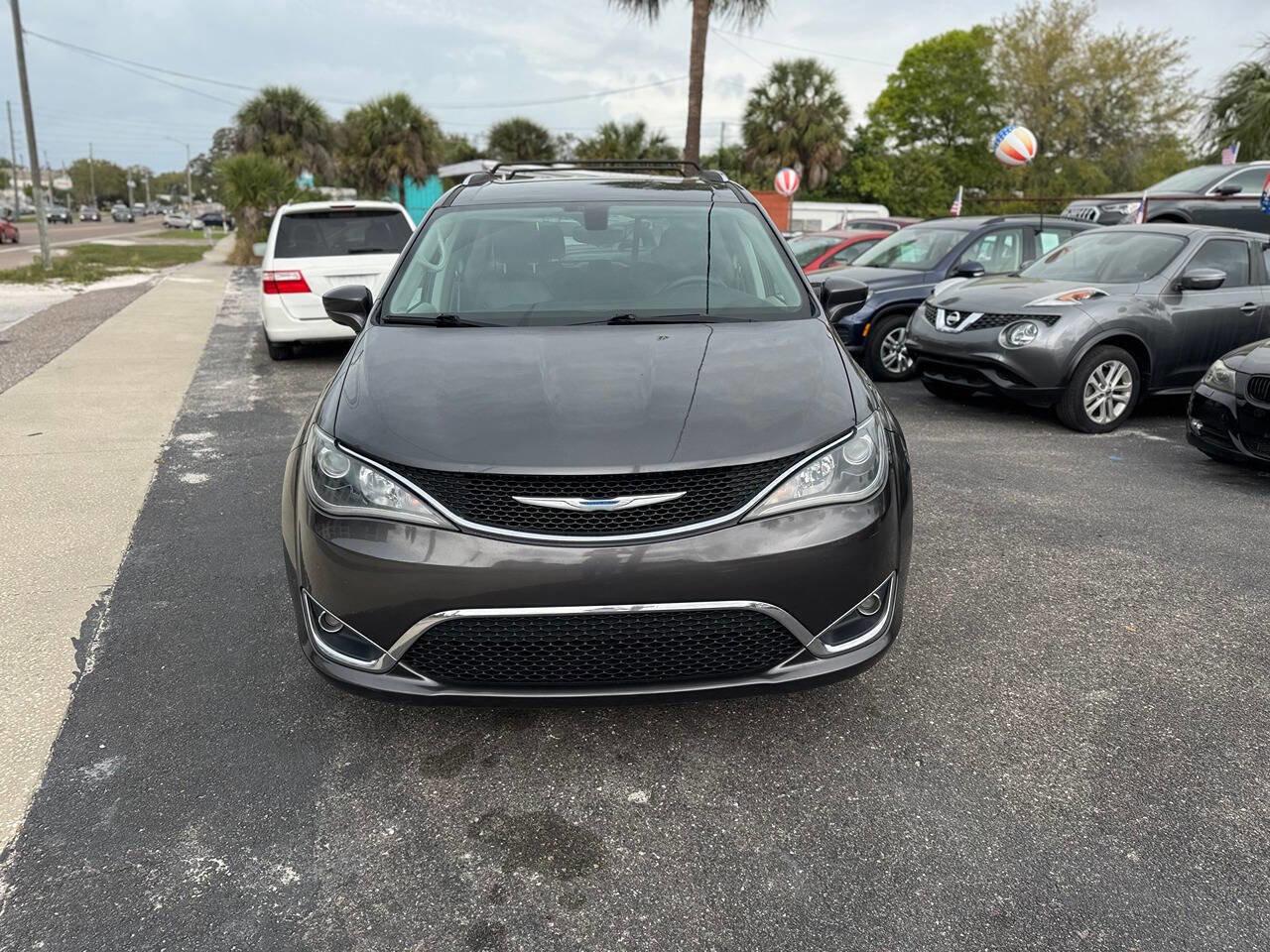 Used 2018 Chrysler Pacifica Touring-L FWD image 3