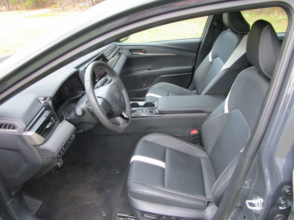 Used 2025 Toyota Camry SE image 16