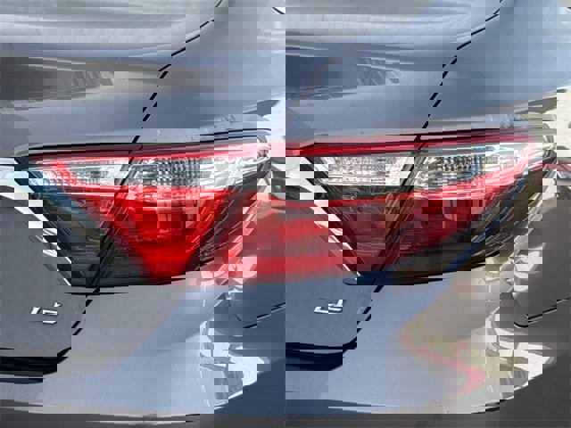 Used 2016 Toyota Camry LE image 7