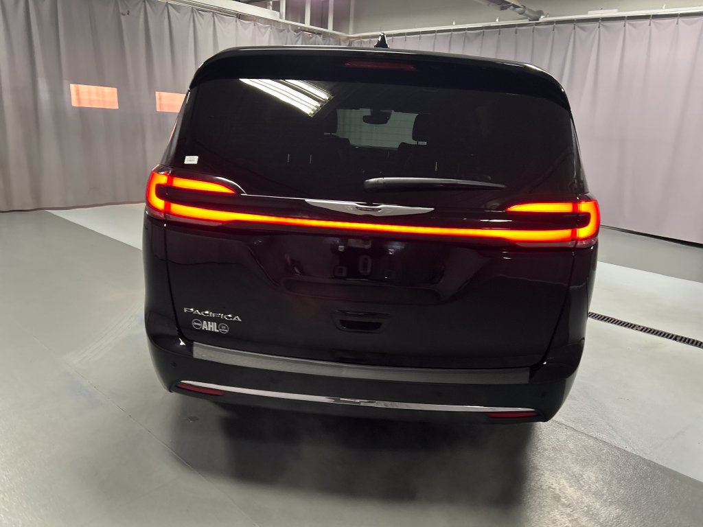 Used 2026 Chrysler Pacifica Select FWD image 6
