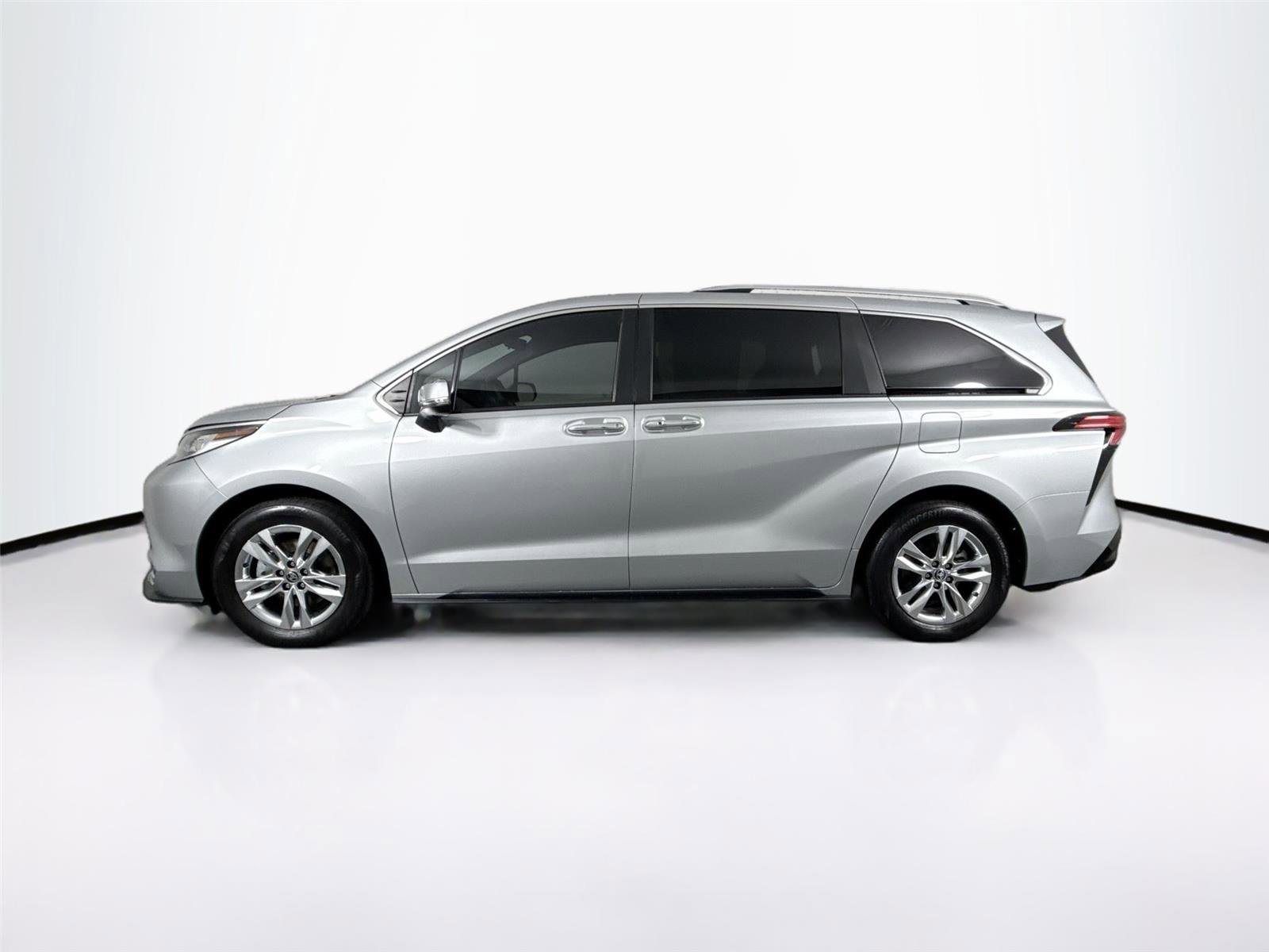 Certified 2023 Toyota Sienna Limited image 9