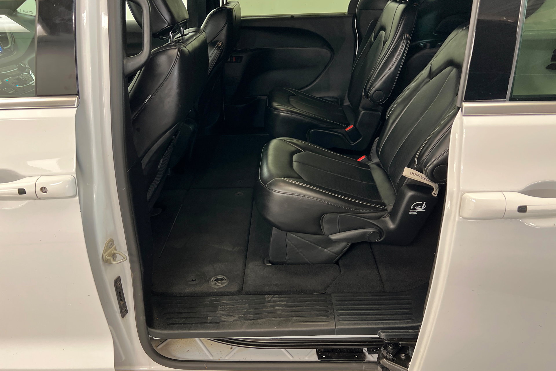 Certified 2025 Chrysler Pacifica Select FWD image 21