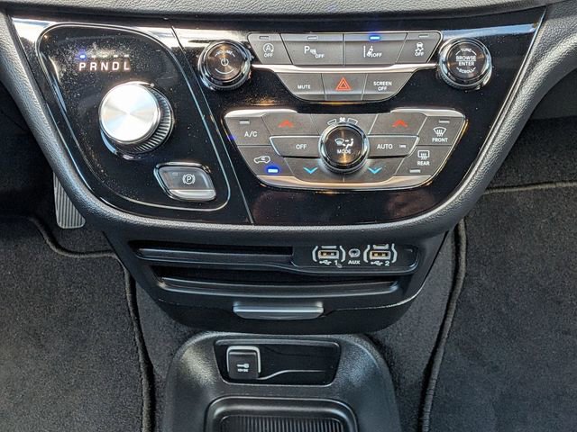Used 2025 Chrysler Pacifica Select image 17