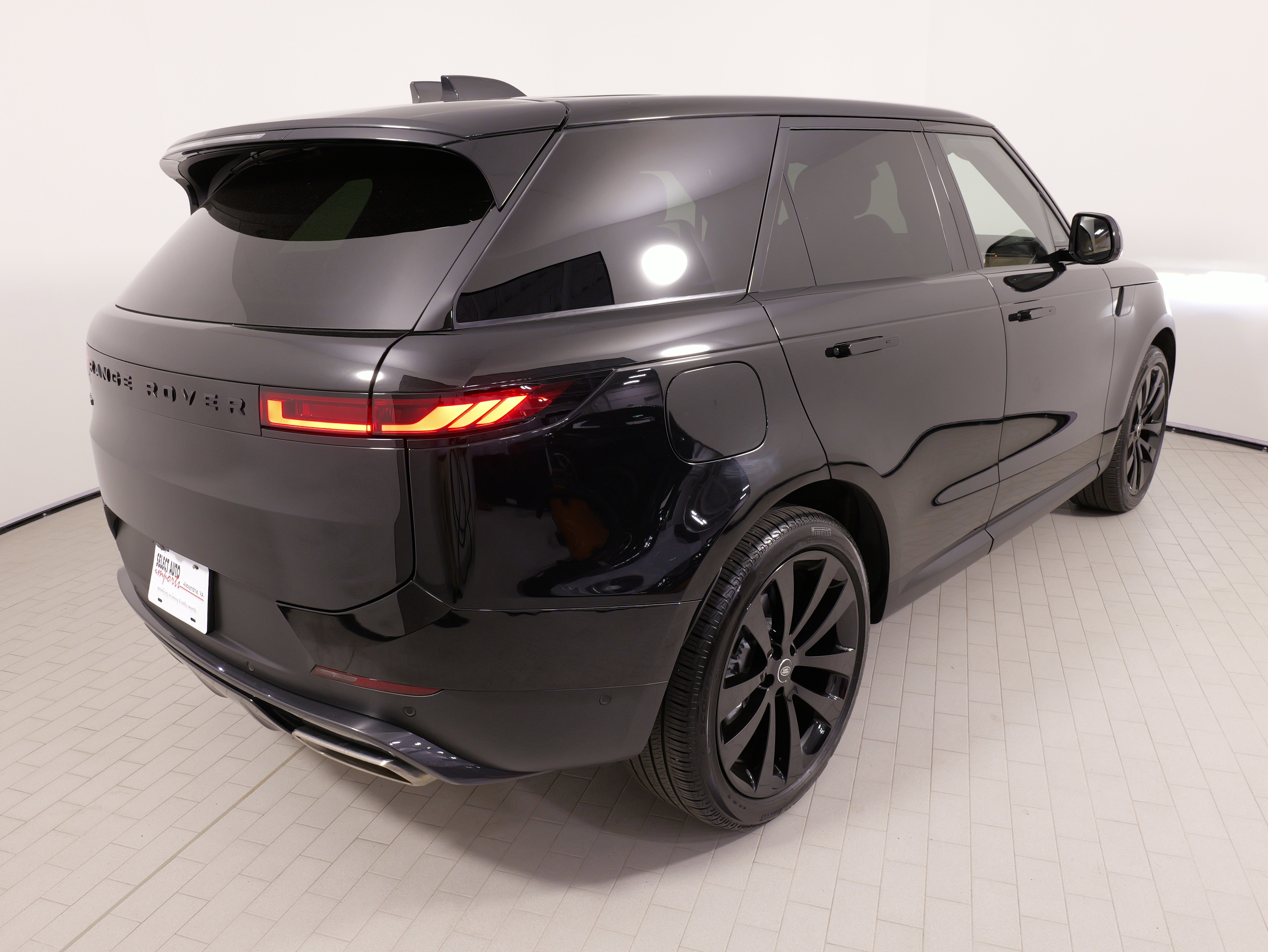 Used 2025 Land Rover Range Rover Sport SE image 10